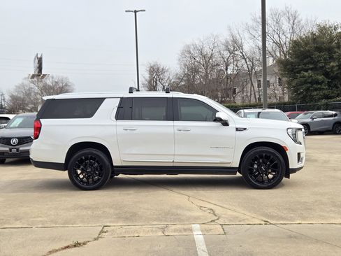 Used 2022 GMC Yukon XL Denali w/ Denali Premium Package image 5