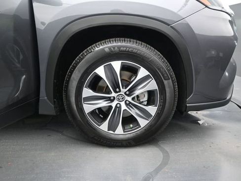 Used 2021 Toyota Highlander XLE FWD image 19