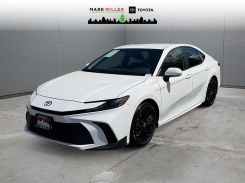 Used 2025 Toyota Camry SE image 1