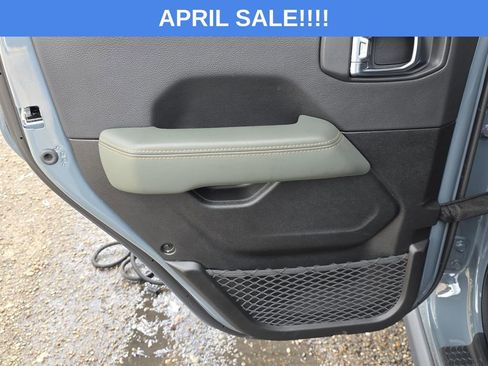 Used 2025 Jeep Gladiator Mojave w/ Convenience Group image 39