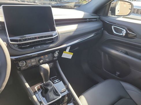 New 2026 Jeep Compass Latitude image 18