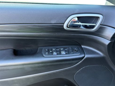 Used 2019 Jeep Grand Cherokee Laredo w/ Laredo X Package image 11