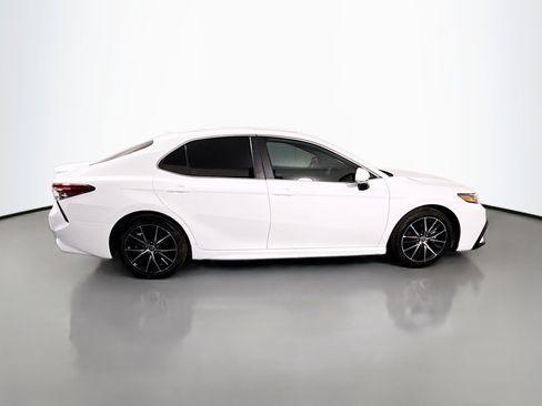Used 2024 Toyota Camry SE image 11