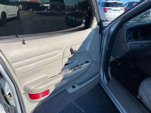 Used 2000 Ford Crown Victoria LX RWD image 5