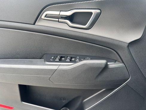 Used 2023 Kia Sportage LX image 19