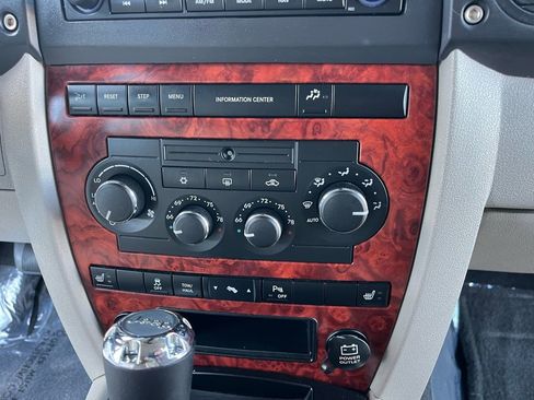 Used 2006 Jeep Commander Limited w/ Trailer Tow Group IV image 20