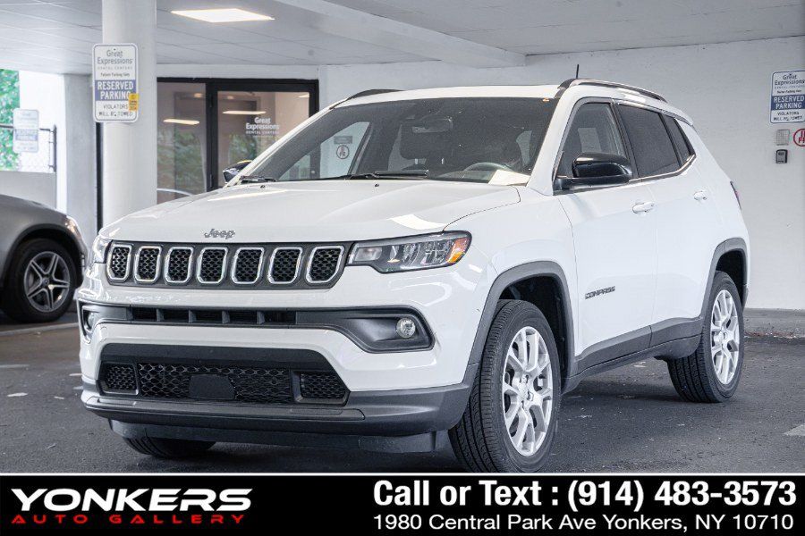 Used 2023 Jeep Compass Latitude w/ Sun and Sound Group AWD/4WD image 2