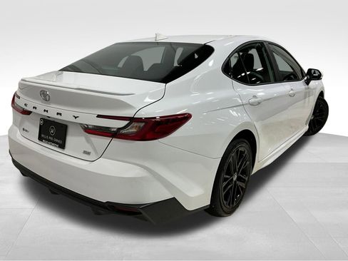 Used 2025 Toyota Camry SE image 13