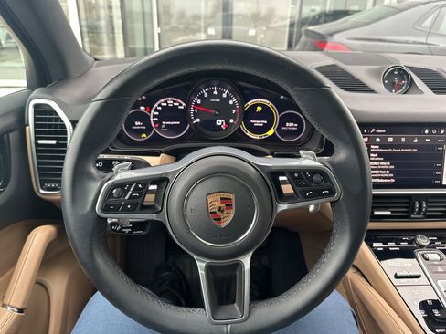 Used 2023 Porsche Cayenne Platinum Edition image 18