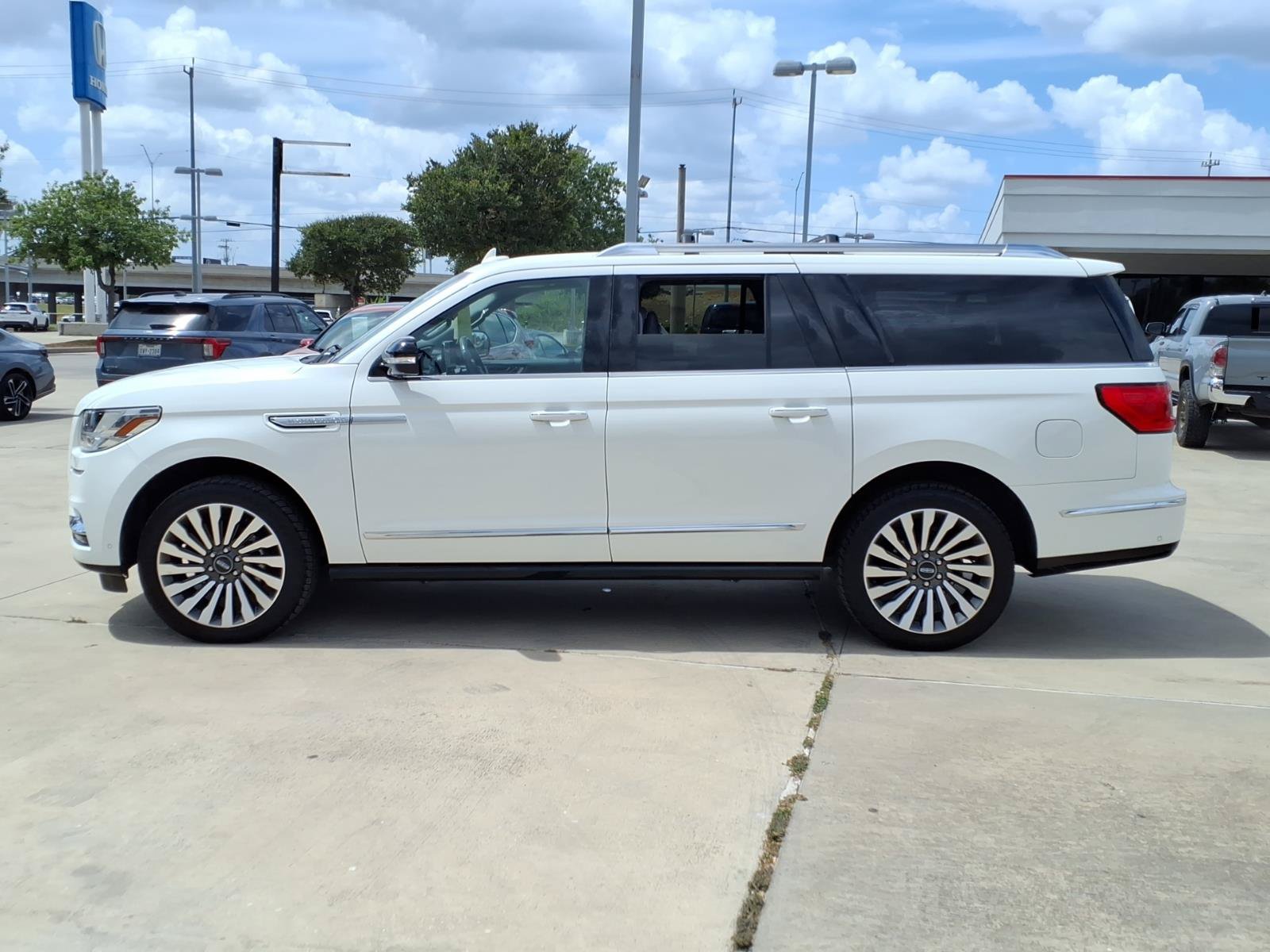 Used 2021 Lincoln Navigator L Reserve w/ Luxury Package AWD/4WD image 6