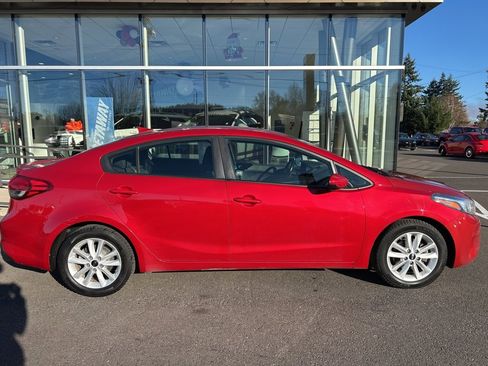 Used 2017 Kia Forte S image 2