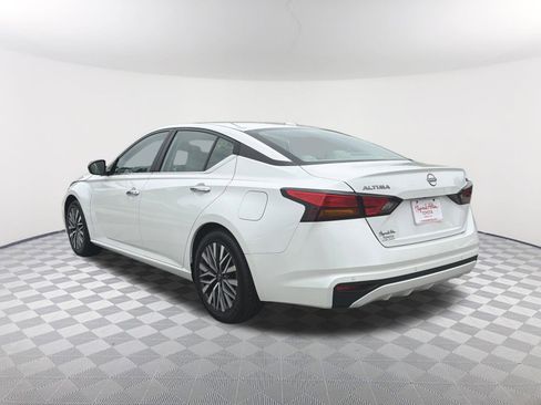 Used 2024 Nissan Altima 2.5 SV FWD image 14