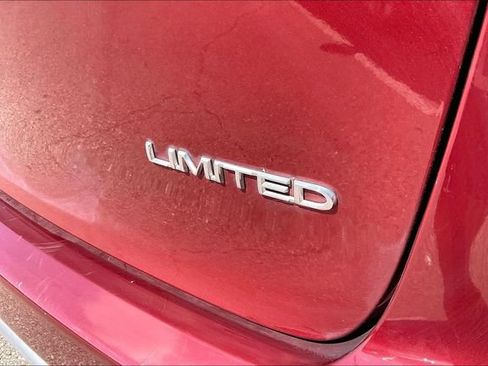 Used 2019 Chrysler Pacifica Limited w/ Tire & Wheel Group FWD image 9