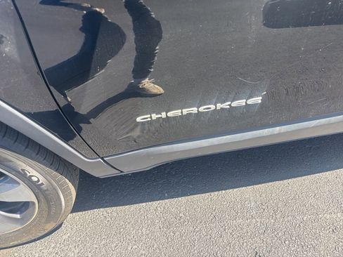 Used 2022 Jeep Cherokee Limited image 10