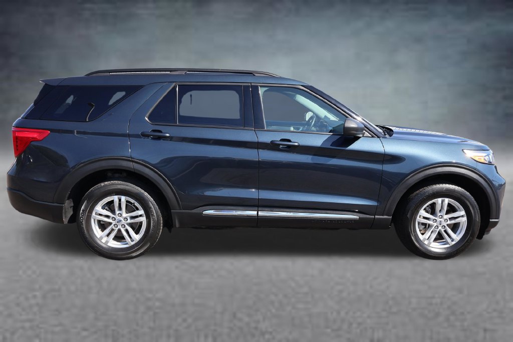 Used 2023 Ford Explorer XLT w/ Equipment Group 202A AWD/4WD image 2