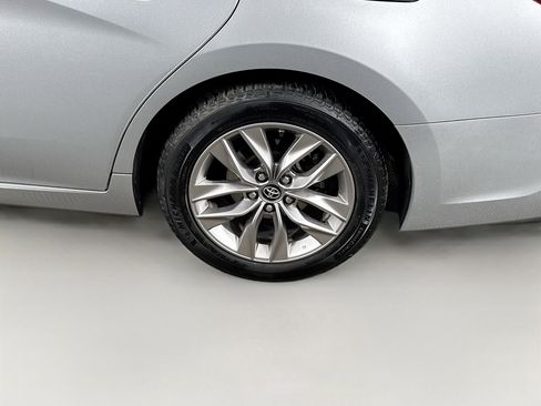 Certified 2019 Toyota Avalon XLE w/ Moonroof Package image 9