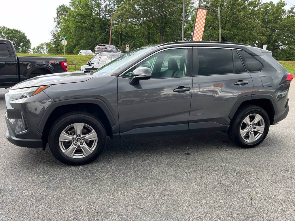 Used 2022 Toyota RAV4 XLE AWD/4WD image 5