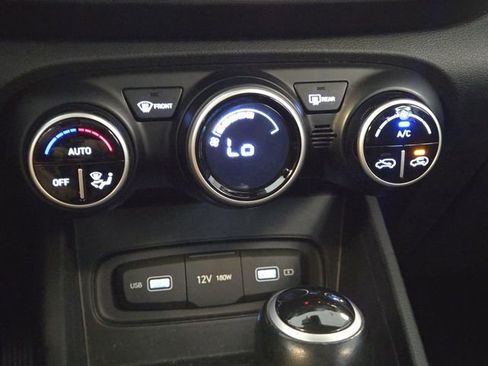 Used 2022 Hyundai Venue SEL FWD image 18