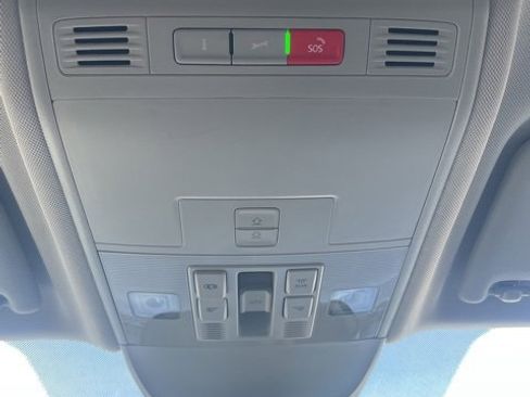 Certified 2025 Volkswagen Taos SE w/ Panoramic Sunroof Package image 23