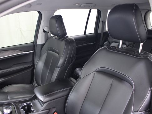 Used 2024 Jeep Grand Cherokee Limited w/ Black Appearance Package AWD/4WD image 4