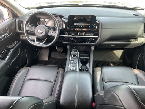 Used 2024 Nissan Pathfinder SL image 18