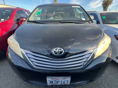 Used 2015 Toyota Sienna XLE image 2