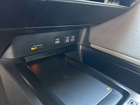 Used 2025 Toyota Camry SE image 40