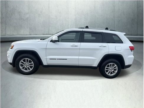 Used 2018 Jeep Grand Cherokee Laredo image 2