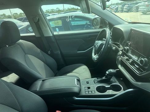 Used 2023 Toyota Highlander LE FWD image 10