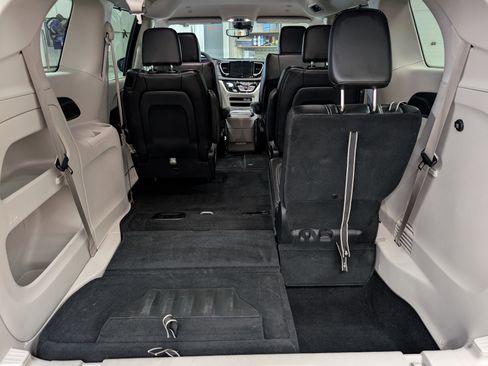 Used 2024 Chrysler Pacifica Touring-L image 30