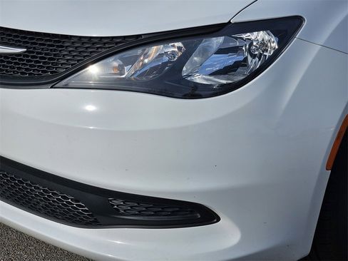 Used 2023 Chrysler Voyager LX image 5