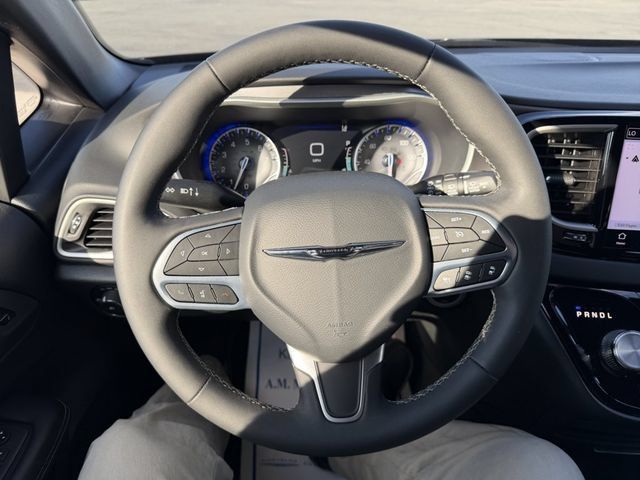 Used 2026 Chrysler Pacifica Select FWD image 18