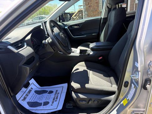 Used 2020 Toyota RAV4 XLE w/ Convenience Package FWD image 9