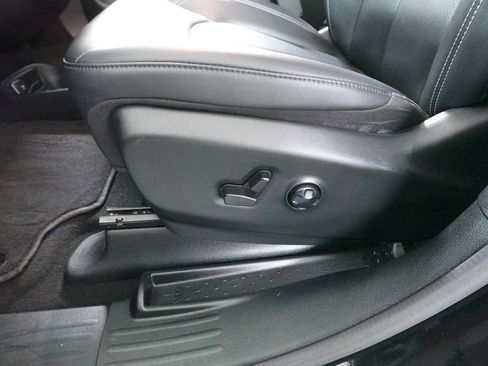 Used 2024 Chrysler Pacifica Touring-L w/ S Appearance Package image 11