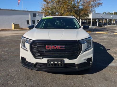 Used 2024 GMC Terrain SLE w/ Driver Convenience Package image 9