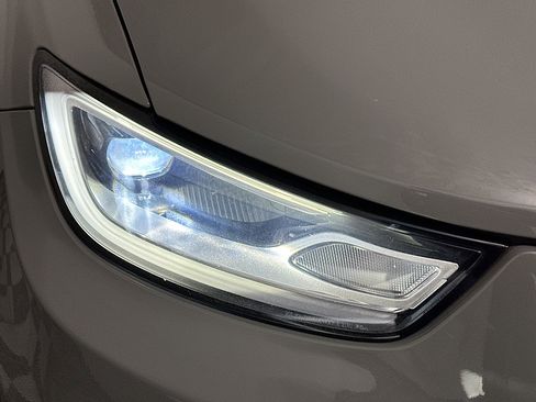 Used 2023 Chrysler Pacifica Touring-L FWD image 9
