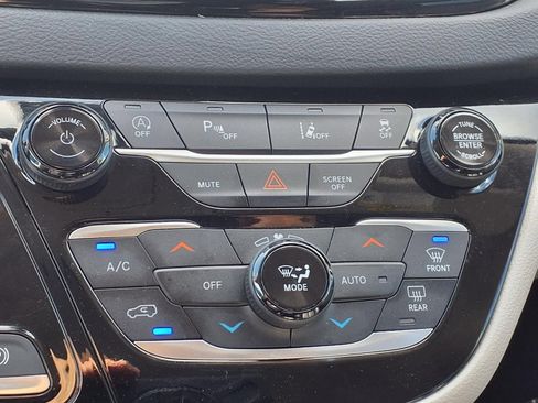 Used 2023 Chrysler Pacifica Touring-L FWD image 6