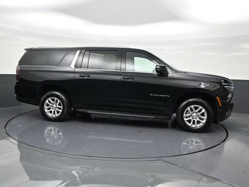 Used 2025 Chevrolet Suburban LT image 7
