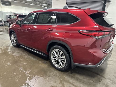 Used 2023 Toyota Highlander Platinum AWD/4WD image 5