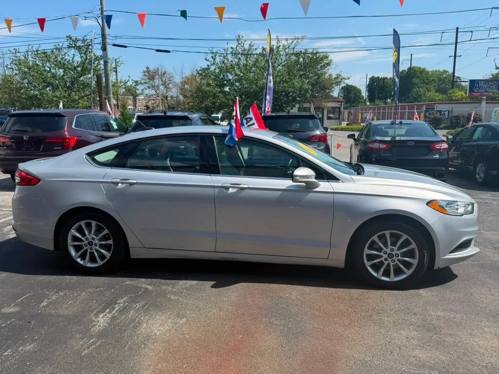Used 2017 Ford Fusion SE w/ Fusion SE Technology Package FWD image 6