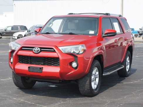 Used 2020 Toyota 4Runner SR5 AWD/4WD image 2