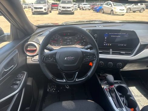Used 2025 Chevrolet Trax RS FWD image 15