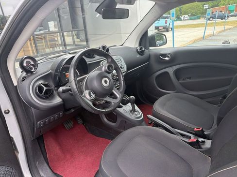 Used 2016 smart fortwo passion RWD image 17