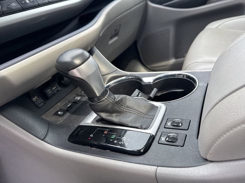 Used 2019 Toyota Highlander XLE image 16