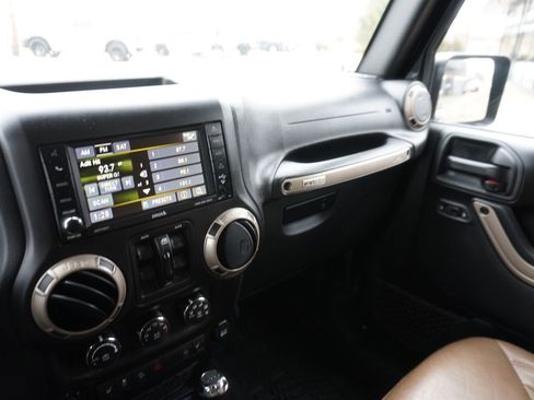 Used 2017 Jeep Wrangler Unlimited Sahara image 19