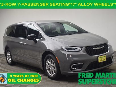 Used 2025 Chrysler Pacifica Select