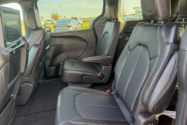 New 2026 Chrysler Pacifica Select AWD/4WD image 23