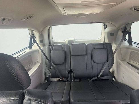 Used 2016 Chrysler Town & Country Touring w/ Driver Convenience Group FWD image 15
