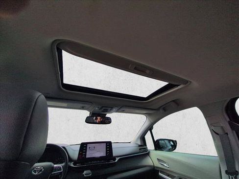 Used 2022 Toyota Sienna XLE FWD image 17