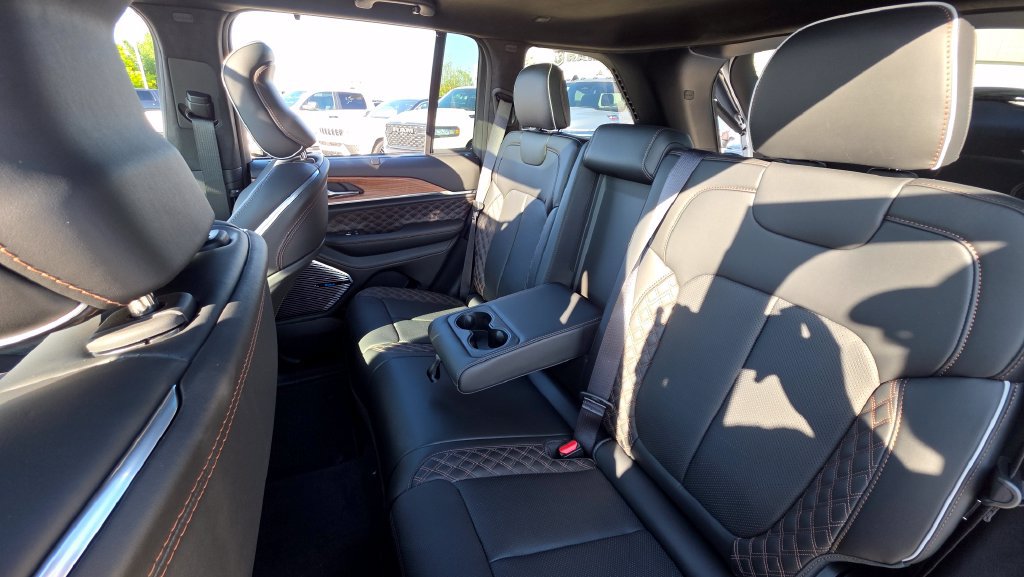 New 2026 Jeep Grand Cherokee Summit w/ Obsidian Package AWD/4WD image 18